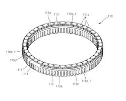 Piezoelectric motor having a plurality of piezoelectric elements