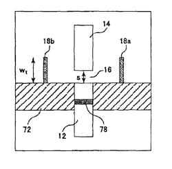 Vacuum insulating chamber including waveguides separated by an air gap and including two planar reflectors for controlling radiation power from the air gap