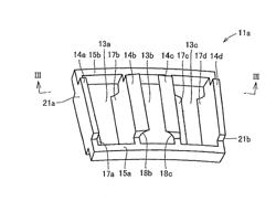 ROLLER BEARING, RETAINER SEGMENT OF ROLLER BEARING FOR SUPPORTING MAIN SHAFT OF WIND-POWER GENERATOR, AND MAIN SHAFT SUPPORT STRUCTURE OF WIND-POWER GENERATOR