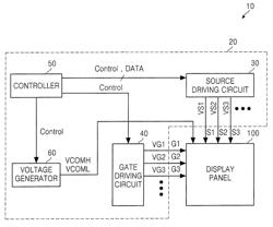 Display device driving circuit utilizing voltage maintenance for power consumption reduction and display device using the same