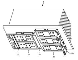 Power conversion apparatus with a laminated bus bar comprising an exposed heat radiating portion