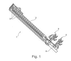 A POSTAL SORTING MACHINE WITH A FEED INLET HAVING A ROBOTIZED ARM AND A SLOPING FLAT CONVEYOR