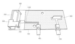 Broadband antenna in the crash pad for vehicle