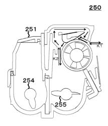 DEVELOPING METHOD IN A DEVELOPER DEVICE HAVING A MECHANISM TO REDUCE SCATTERING OF TONER