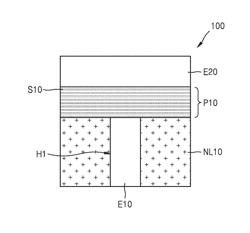 Phase change memory devices including two-dimensional material and methods of operating the same