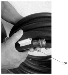 DEVICE AND METHOD FOR REEL-LESS SPOOLING OF HOSES, FLEXIBLE PIPES AND CABLES