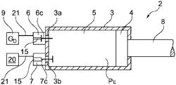 METHOD AND DEVICE FOR EXPANDING A GAS WITH A RECIPROCATING-PISTON MACHINE