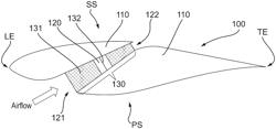 Wind turbine blade having air passage with air cleaning member