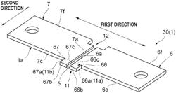 Current detection device with voltage detecting portion positioning